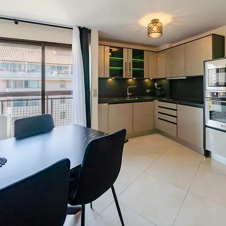 4 Pieces Sur Deux Niveaux Au Coeur De Cannes