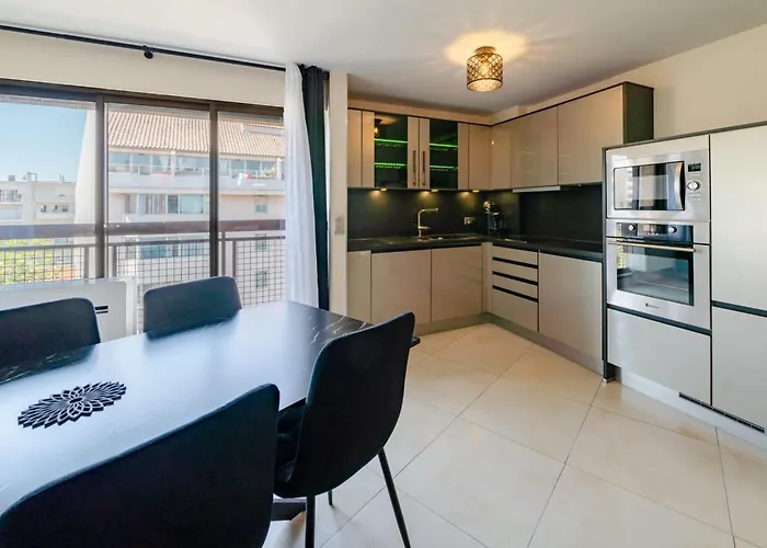 4 Pieces Sur Deux Niveaux Au Coeur De Cannes