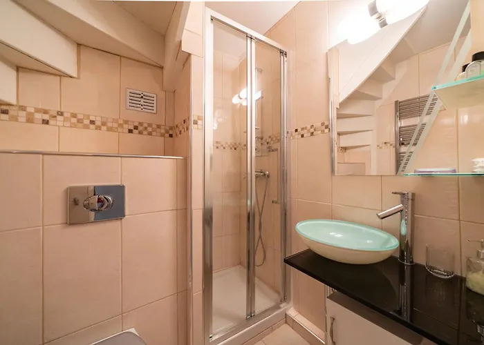 4 Pieces Sur Deux Niveaux Au Coeur De Cannes